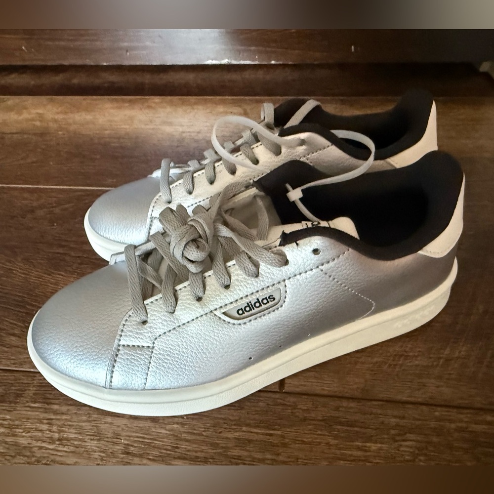 Adidas Urban Court Sneakers NEW Size 6